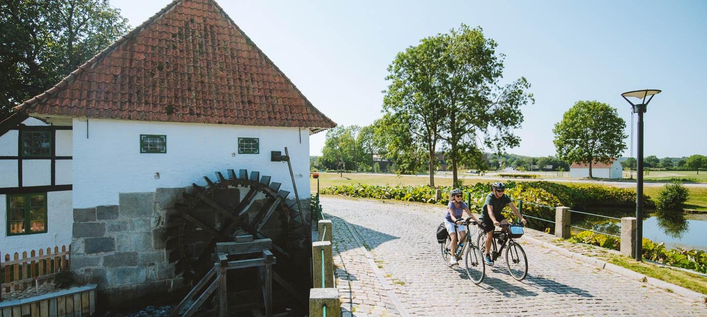 Radfahrer bei der Slotsmølle am Schloss Brundlund