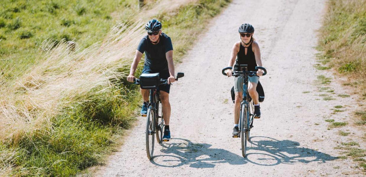 Paar fährt Fahrrad auf Aarø