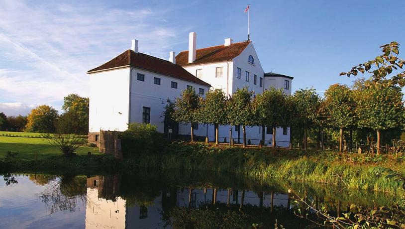 Schloss Brundlund vom See aus gesehen