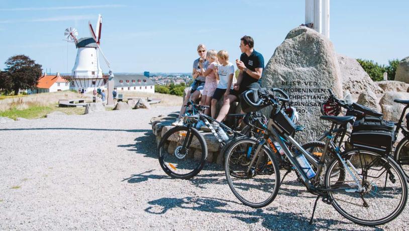 Familie med cykler ved Dybbøl Mølle