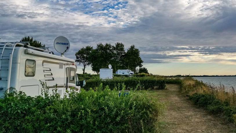 Autocamper mit Aussicht übers Wasser bei Drejby Strand Camping