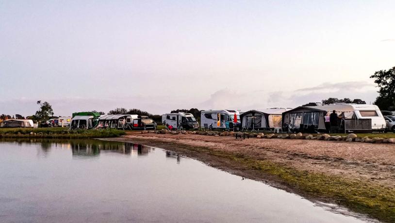 Campingwagen und Autocamper am Wasser bei Lærkelunden Camping