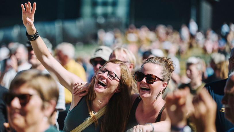 To glade kvinder nyder musikken til Tønder Festival