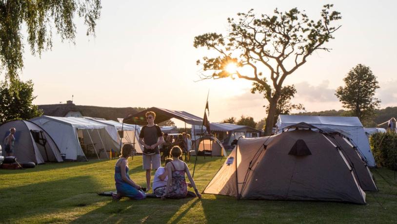 Gemütliches Camping im Sonnenschein bei Gammelbro Camping