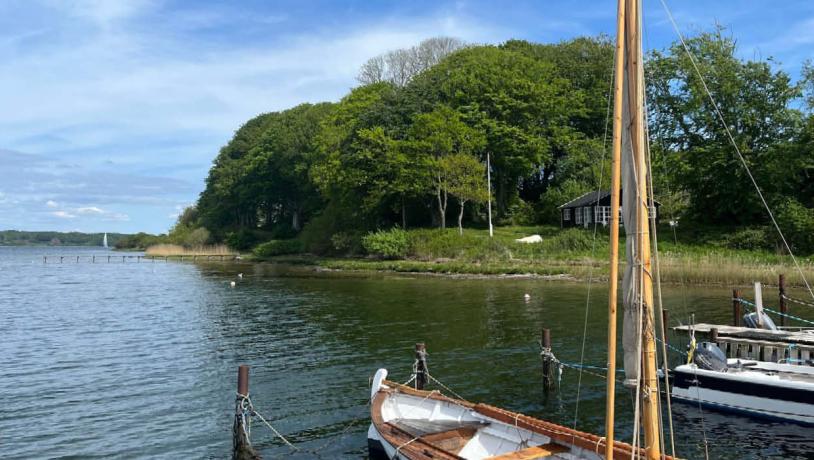 Kalvø mit Booten auf dem Wasser