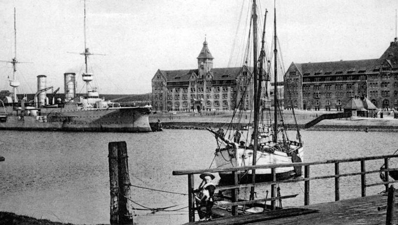 Sønderborg Marinestation mit Kriegsschiff