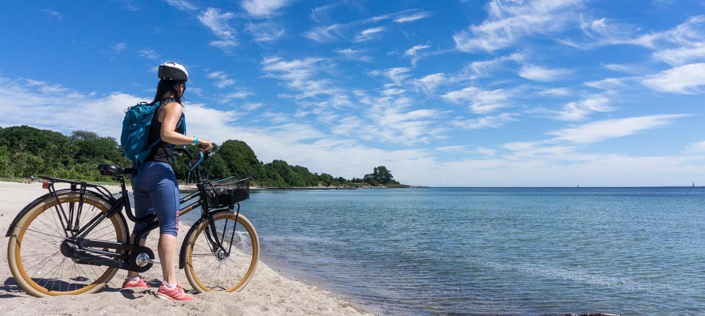 Radfahrer am Strand bei Sønderhav und Flensborg Fjord