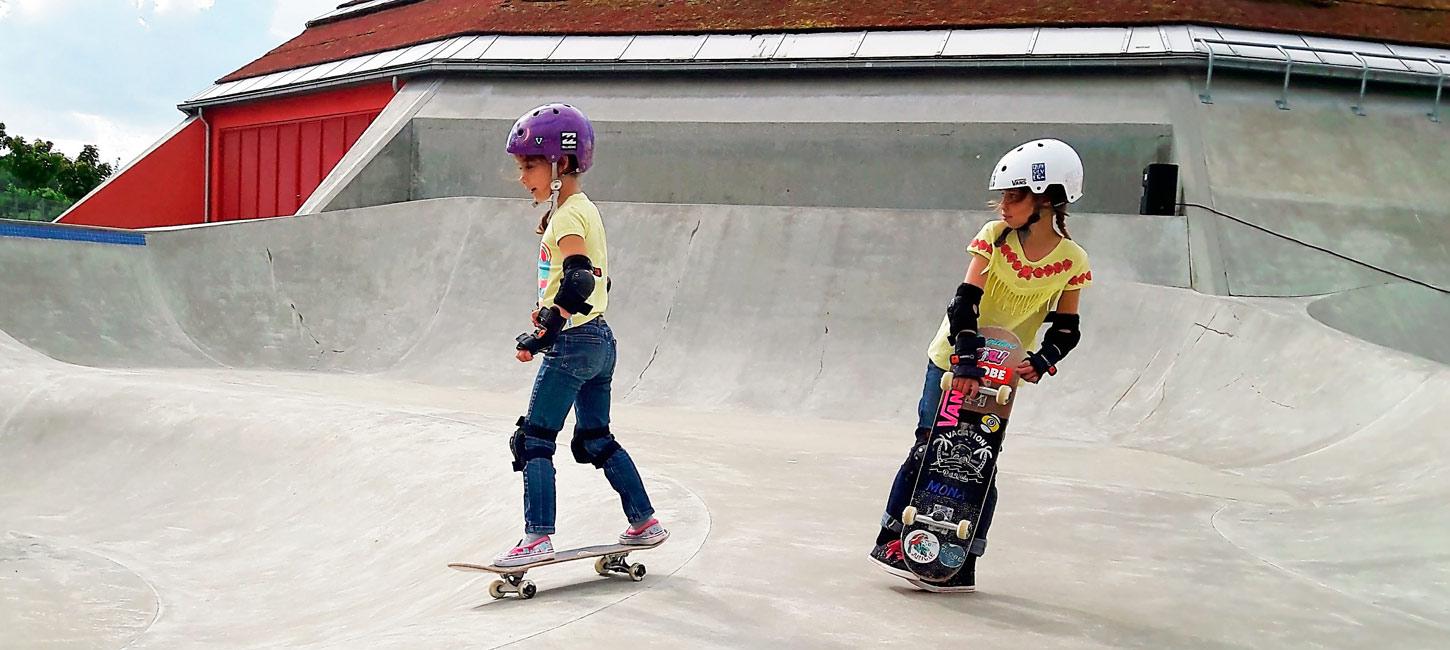 To mindre børn med skateboards udenfor Streetdome