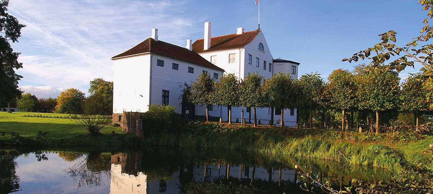 Schloss Brundlund vom See aus gesehen