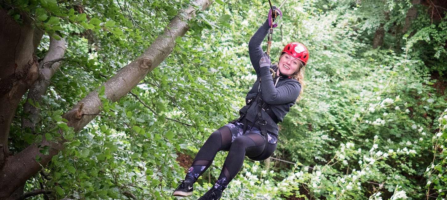 Kvinde på svævebane i High Park Sønderjylland