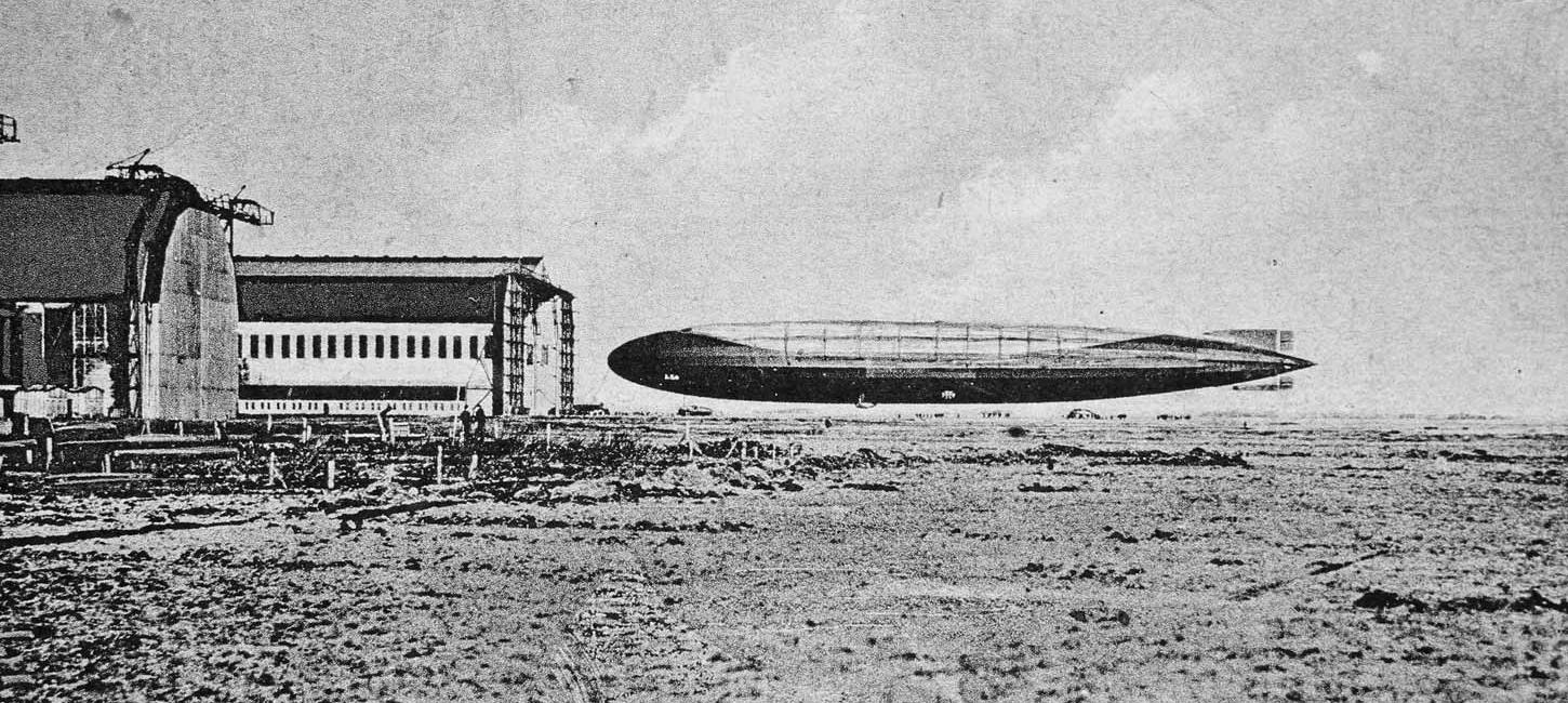 Archivfoto: Zeppeline vor dem Hangar in der Zeppelinbasis in Tønder