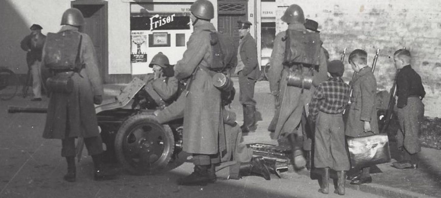 Archivfoto von Soldaten und Kindern bei der Hertug Hans Kirche in Haderslev 9. April 1940