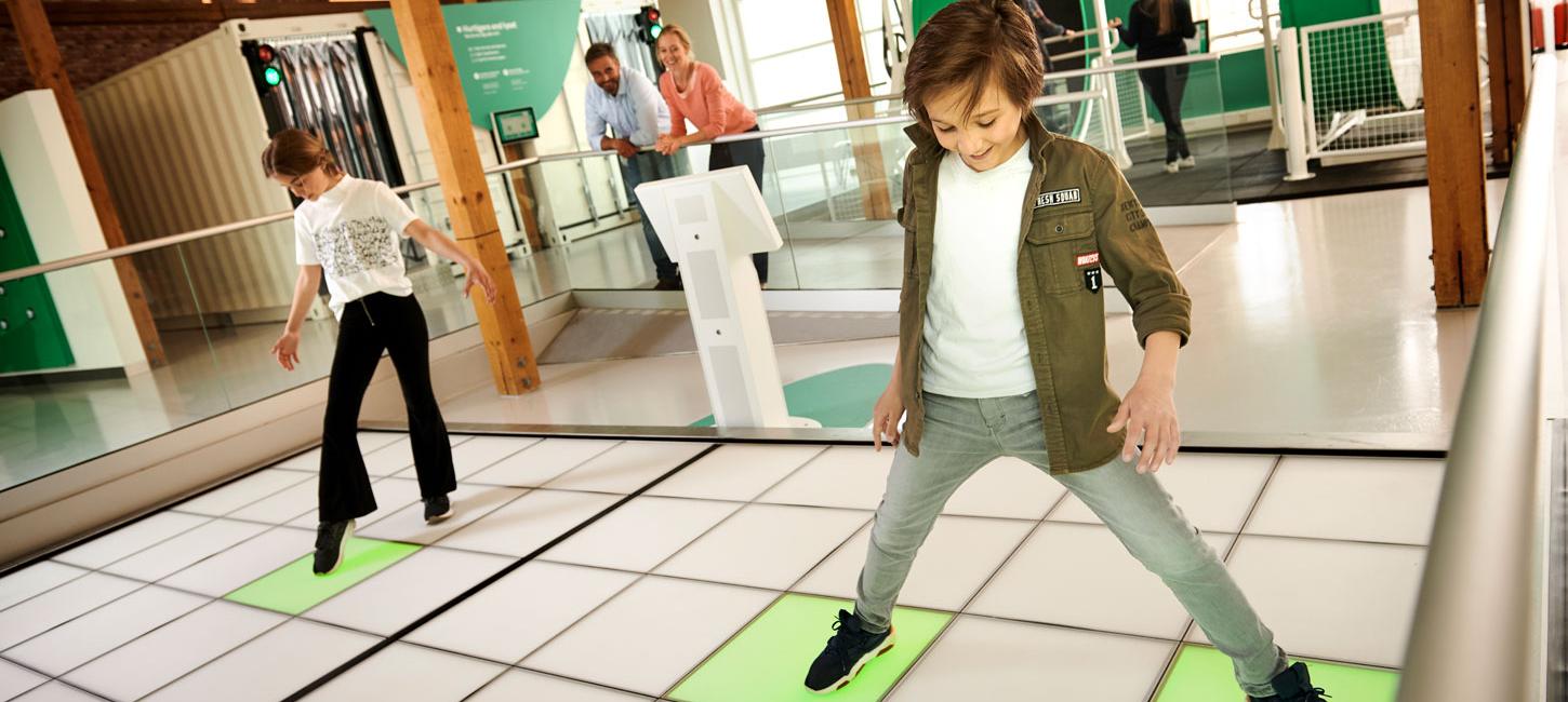 Kinder spielen im Testlabor im Universe Science Park