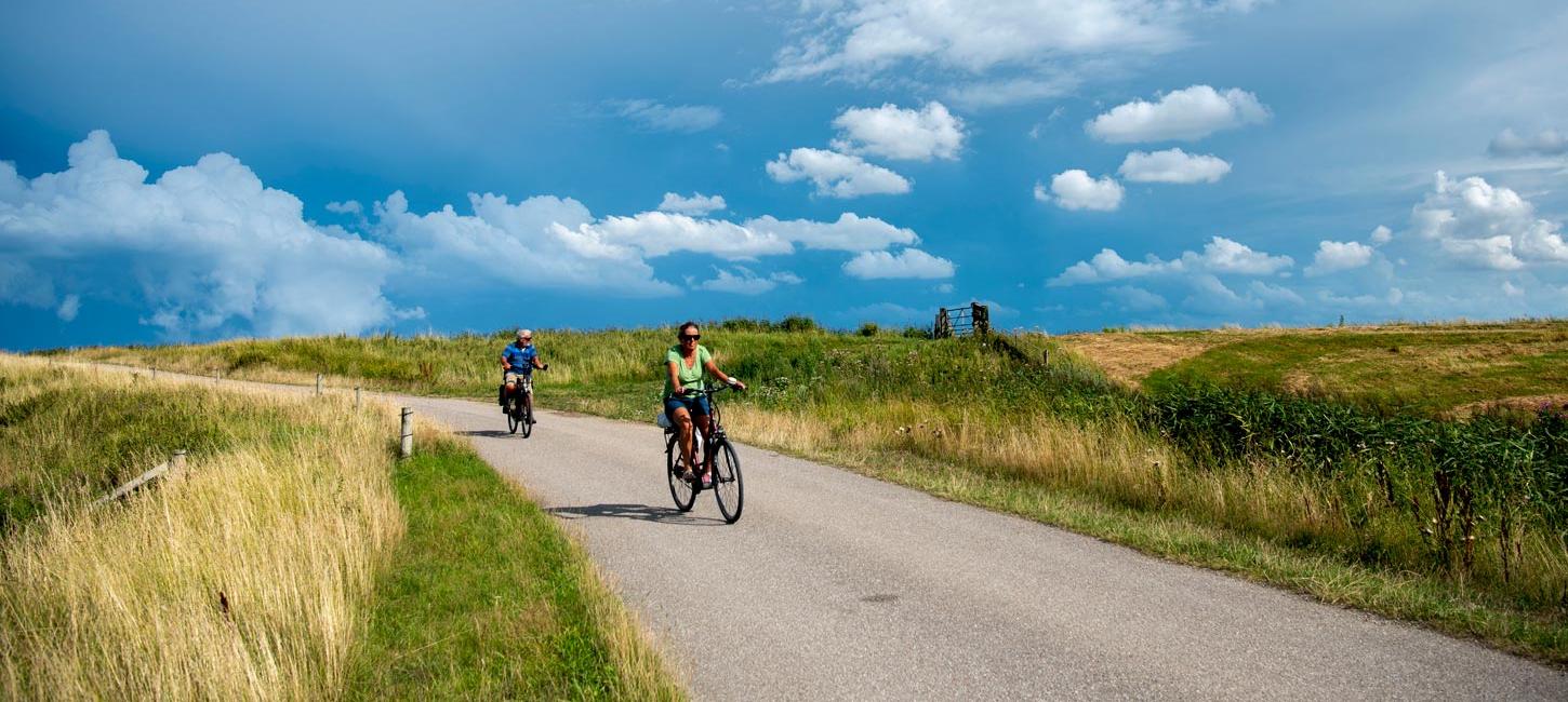 Radfahrer auf der Vestkystrute (Westküstenroute)