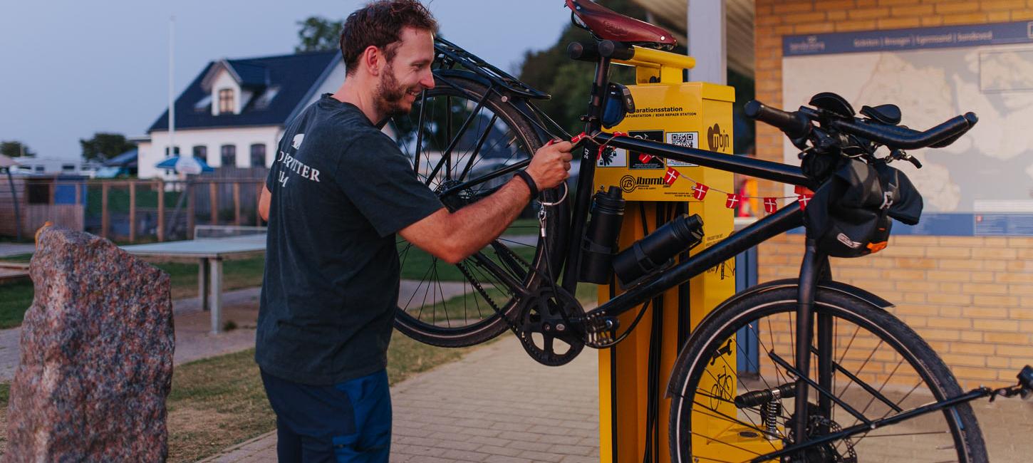 Bike Station in Benutzung bei Gammelmark Strand Camping