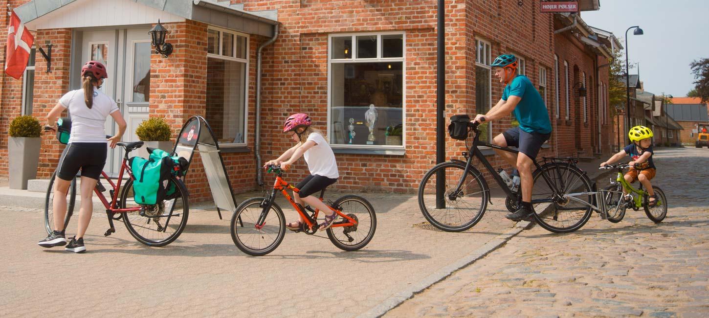 Familie på cykel holder pause ved en Bike Friend