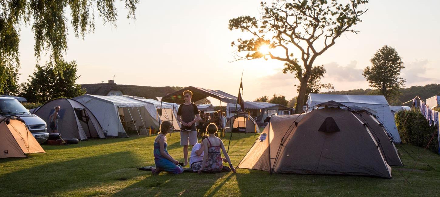 Gemütliches Camping im Sonnenschein bei Gammelbro Camping