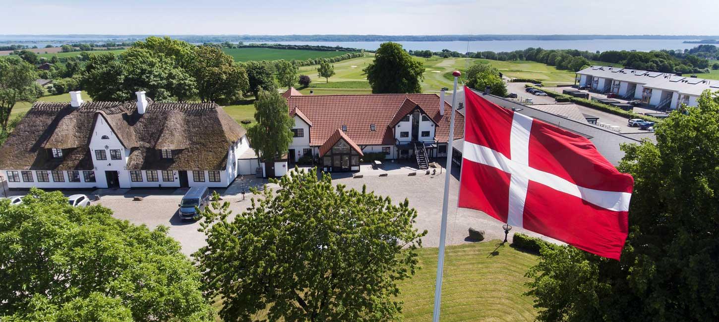 Luftfoto af Benniksgaard Hotel med golfbane og Gendarmstien i baggrunden