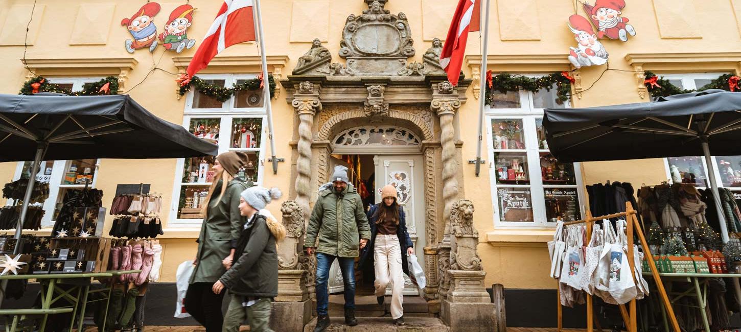 Familie juleshopper ved Det Gamle Apotek i Tønder