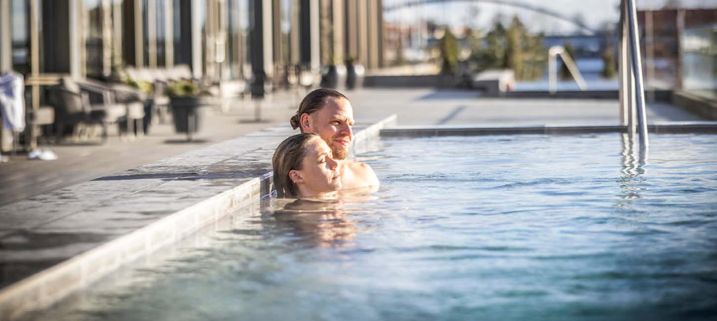 Par der slapper af i swimmingpool ved Alsik Hotel & Spa