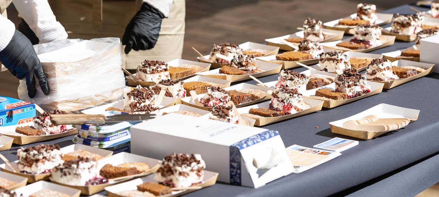 Kager på rad og række ved en af boderne ved Sønderjysk Kagefestival i Tønder