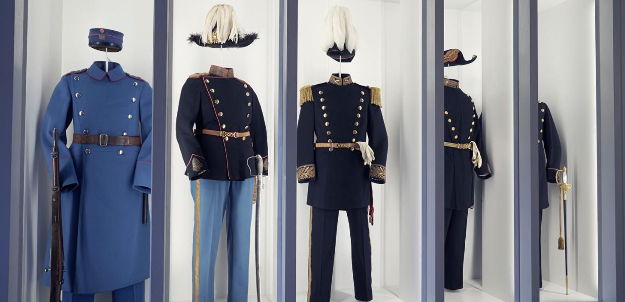 Officielle uniformer fra 100 års udstillingen på Sønderborg Slot