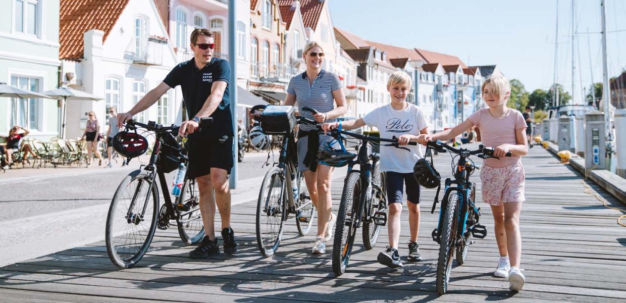 Familie mit Fahrräder am Hafenfront in Sønderborg