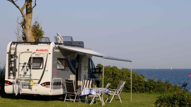 Autocamper am Wasser bei Drejby Strand Camping