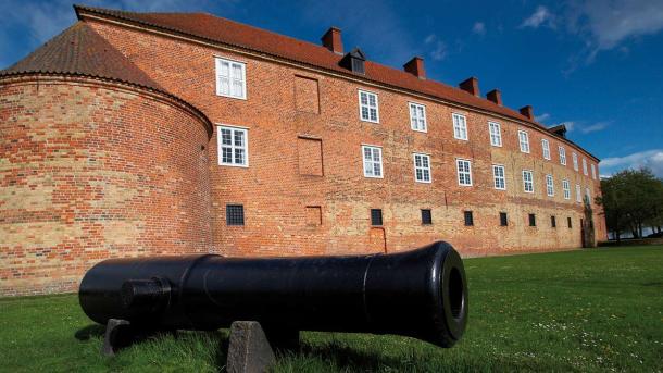 Kanon foran Sønderborg Slot