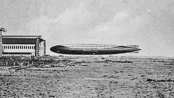 Archivfoto: Zeppeline vor dem Hangar in der Zeppelinbasis in Tønder