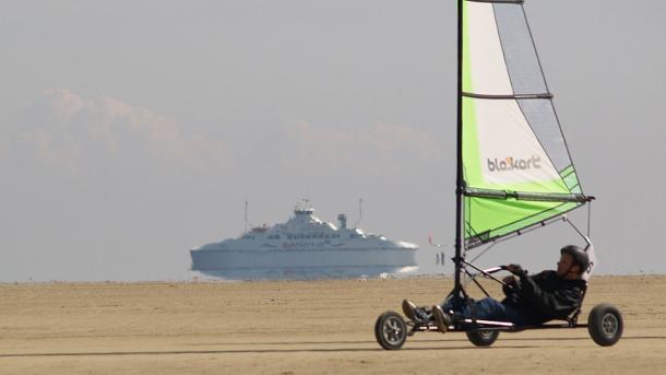 Blokart am Sønderstrand, Rømø mit der Sylt-Fähre im Hintergrund