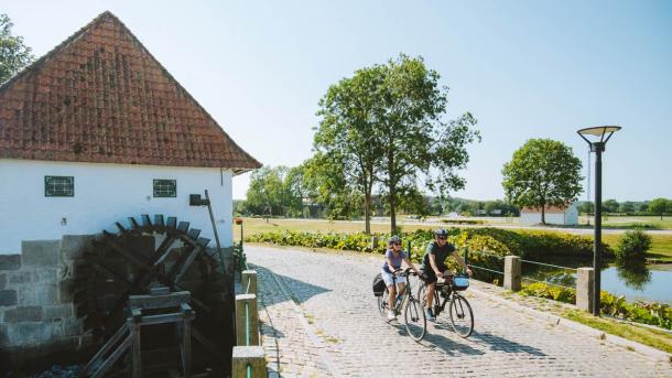 Radfahrer bei der Slotsmølle am Schloss Brundlund