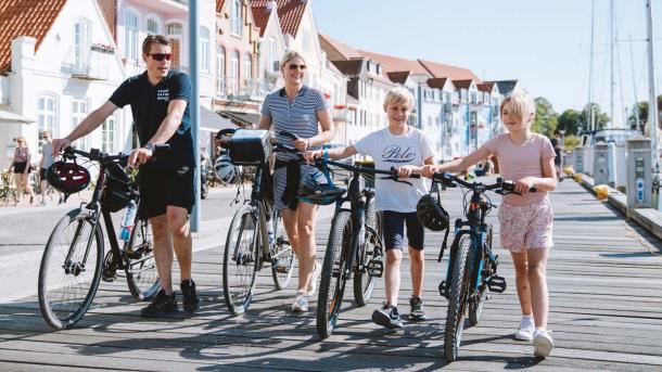 Familie mit Fahrräder am Hafenfront in Sønderborg