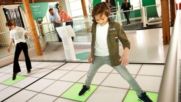 Kinder spielen im Testlabor im Universe Science Park