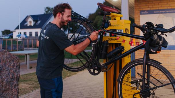 Bike Station in Benutzung bei Gammelmark Strand Camping