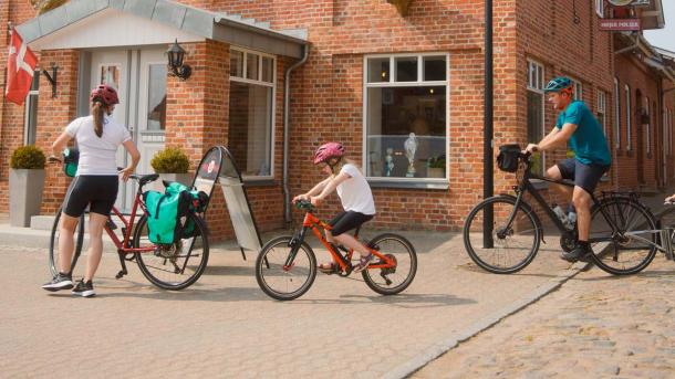 Familie på cykel holder pause ved en Bike Friend