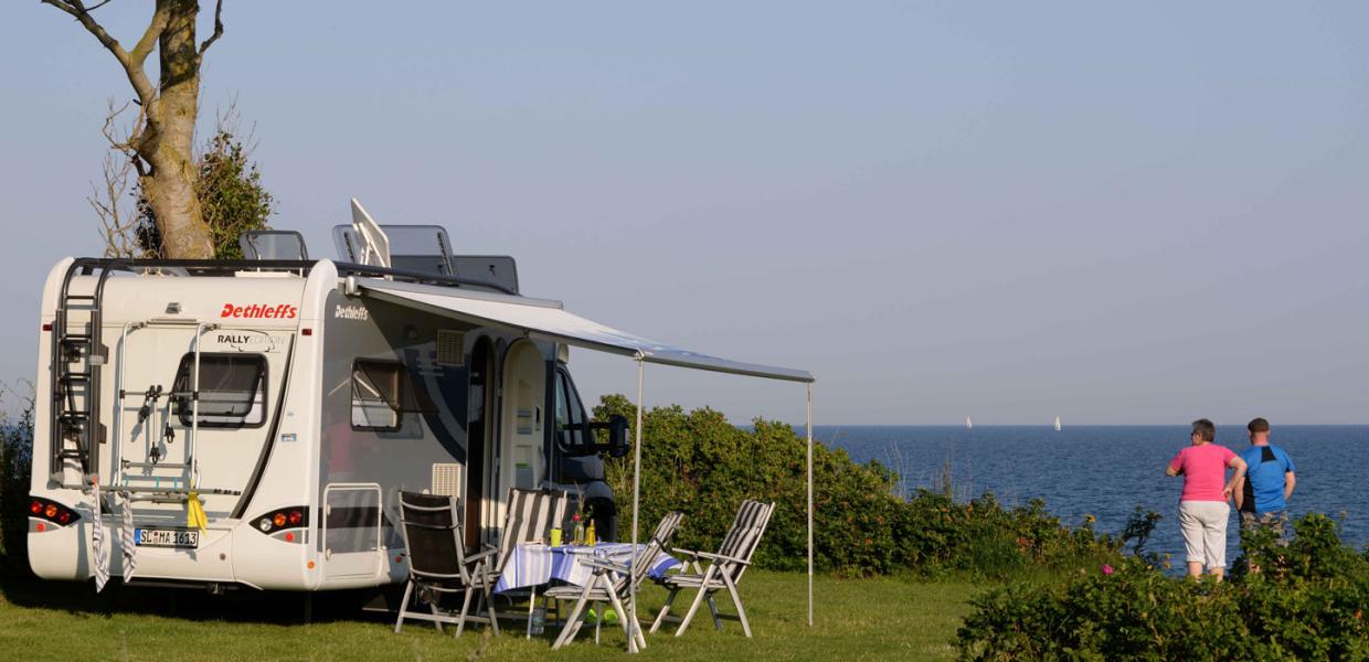 Autocamper am Wasser bei Drejby Strand Camping