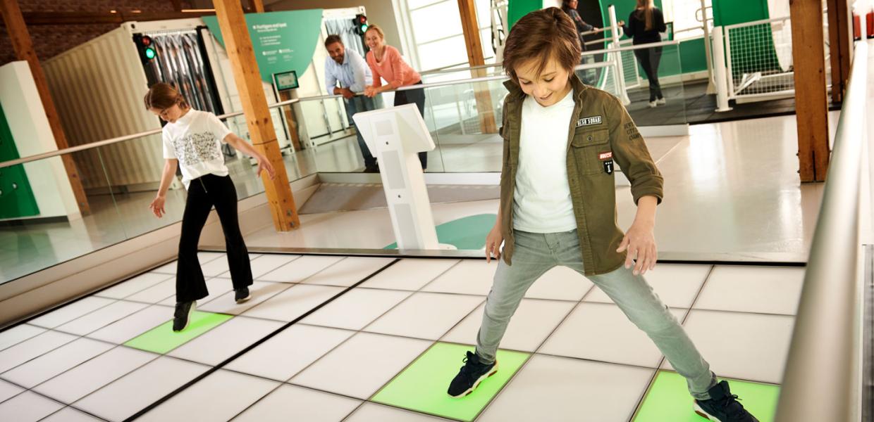 Kinder spielen im Testlabor im Universe Science Park