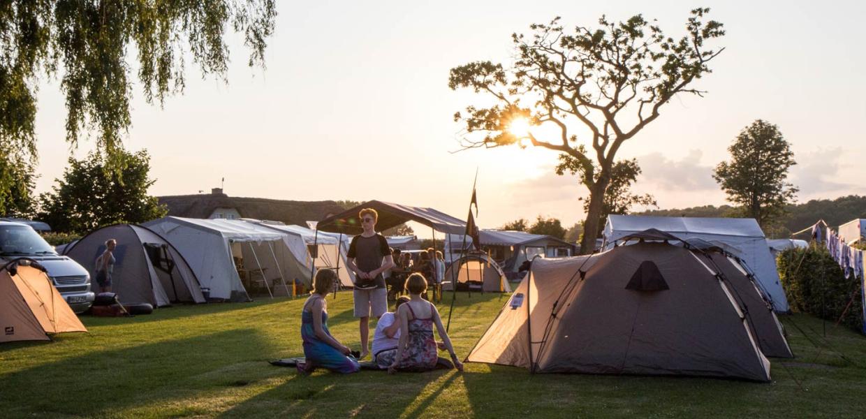 Gemütliches Camping im Sonnenschein bei Gammelbro Camping