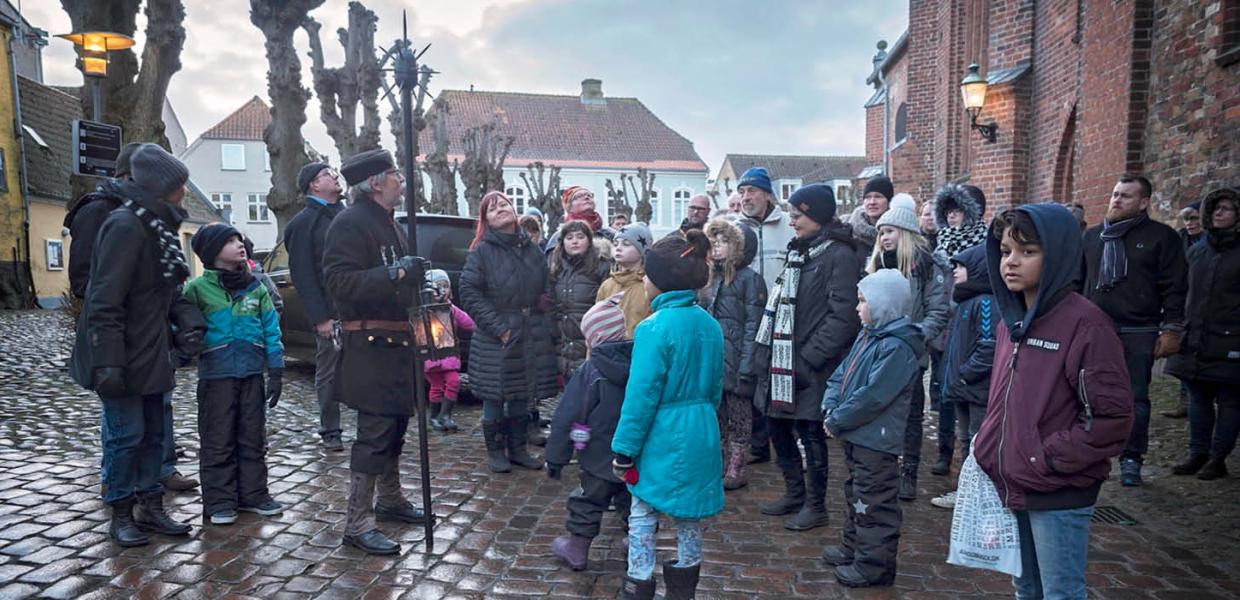 Gruppe af personer på tur med vægterne i Haderslev