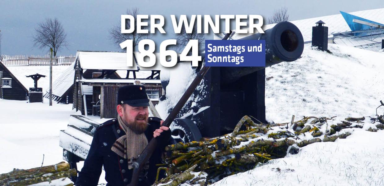 Soldat im Schützengraben neben Kanone mit verschneiter Landschaft