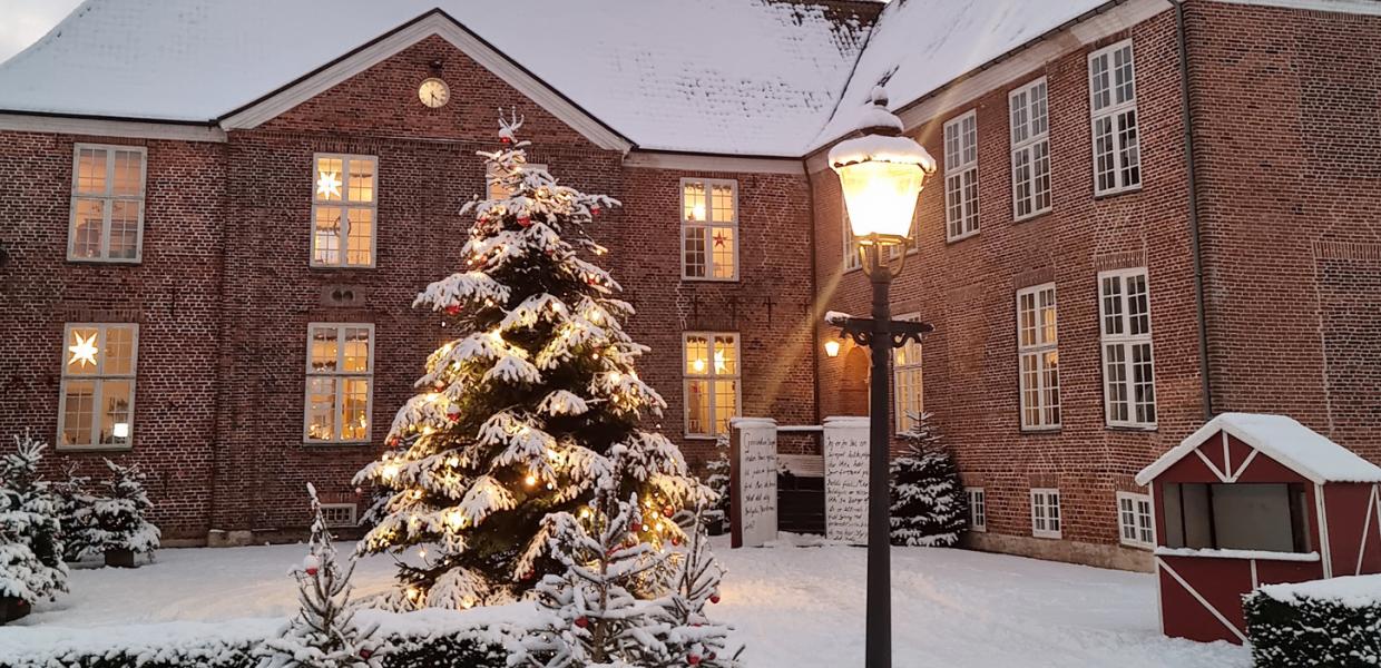 Gram Slotsgård i snevejr med juletræ