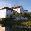 Schloss Brundlund vom See aus gesehen