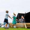 Kinder spielen mit einem Ball vor dem MOJN Zelt bei Lærkelunden Camping