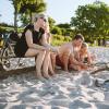 Familie am Strand mit Lagerfeuer und Fahrrädern