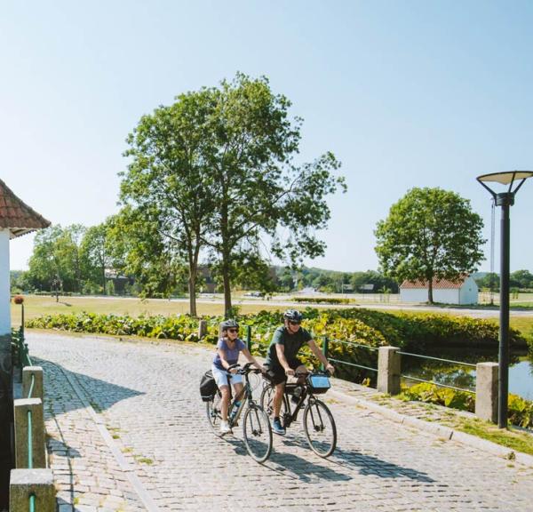 Radfahrer bei der Slotsmølle am Schloss Brundlund