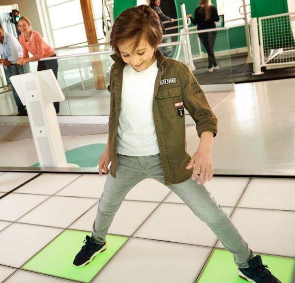 Kinder spielen im Testlabor im Universe Science Park