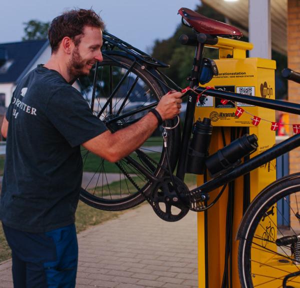 Bike Station in Benutzung bei Gammelmark Strand Camping