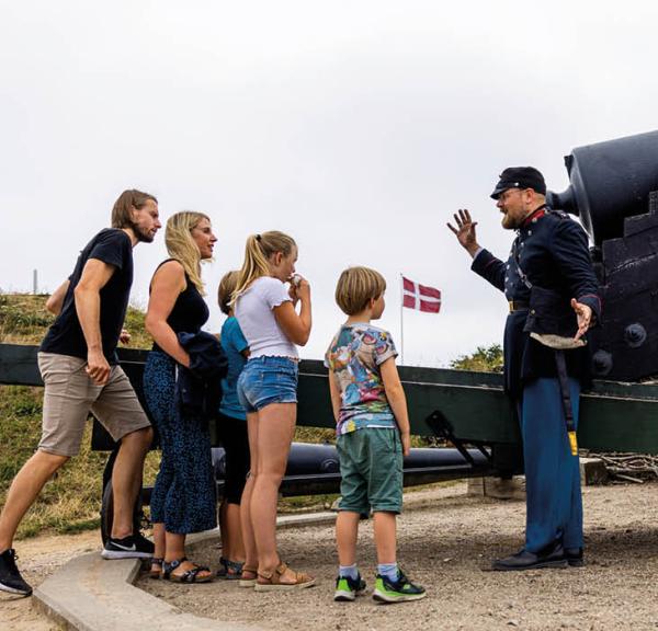 Familie ved en kanon på Historiecenter Dybbøl Banke