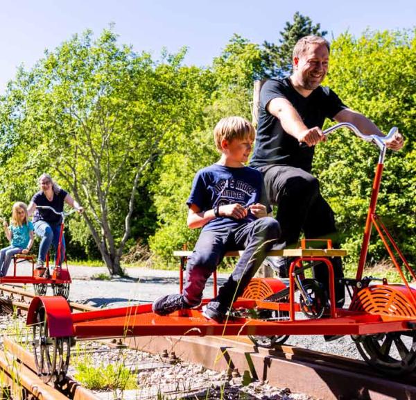 Kinder und Erwachsene auf Schienenfahrrädern in Aabenraa